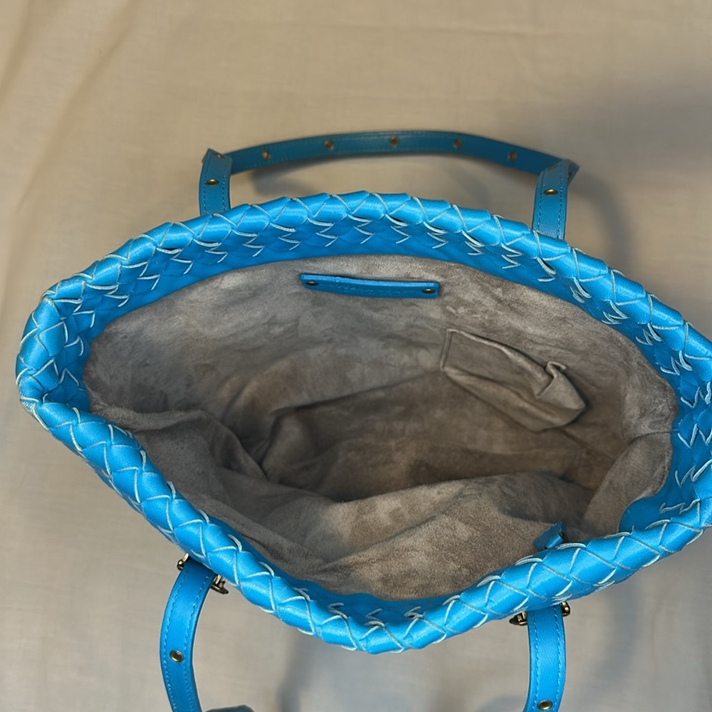 Authentic Bottega Veneta intrecciato Leather blue tote. Luxury Shoulder bag - Picture 14 of 16